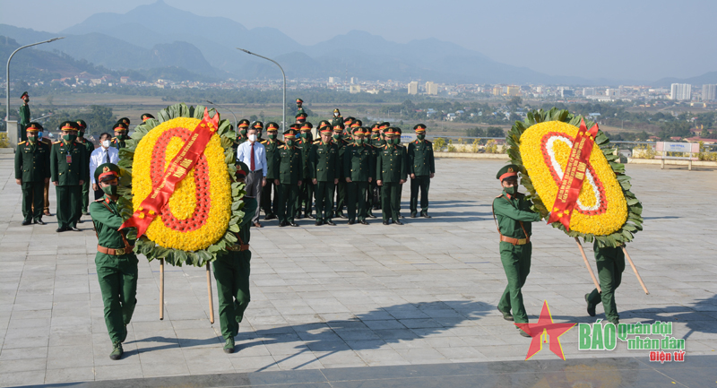 Đoàn công tác Bộ Quốc phòng dâng hương tưởng niệm tại nghĩa trang liệt sĩ Chiến dịch Hòa Bình